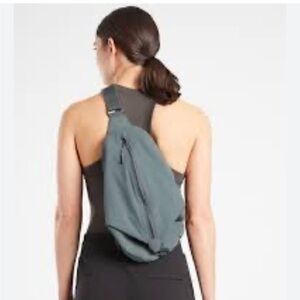 Athleta Kinetic Crossbody Bag - EUC - color: grey/green